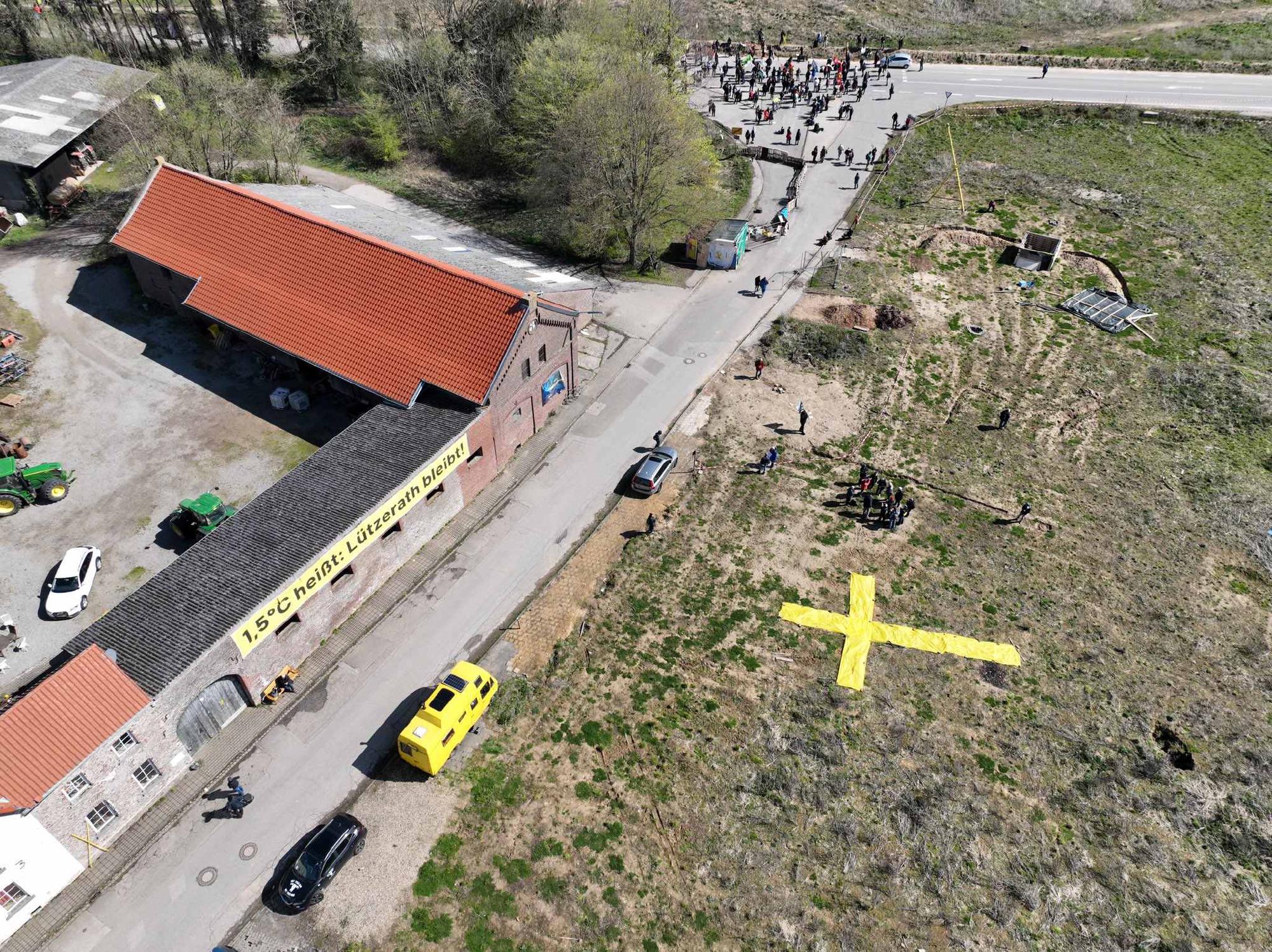 Gelbes Stoffkreuz beim Dorfspaziergang