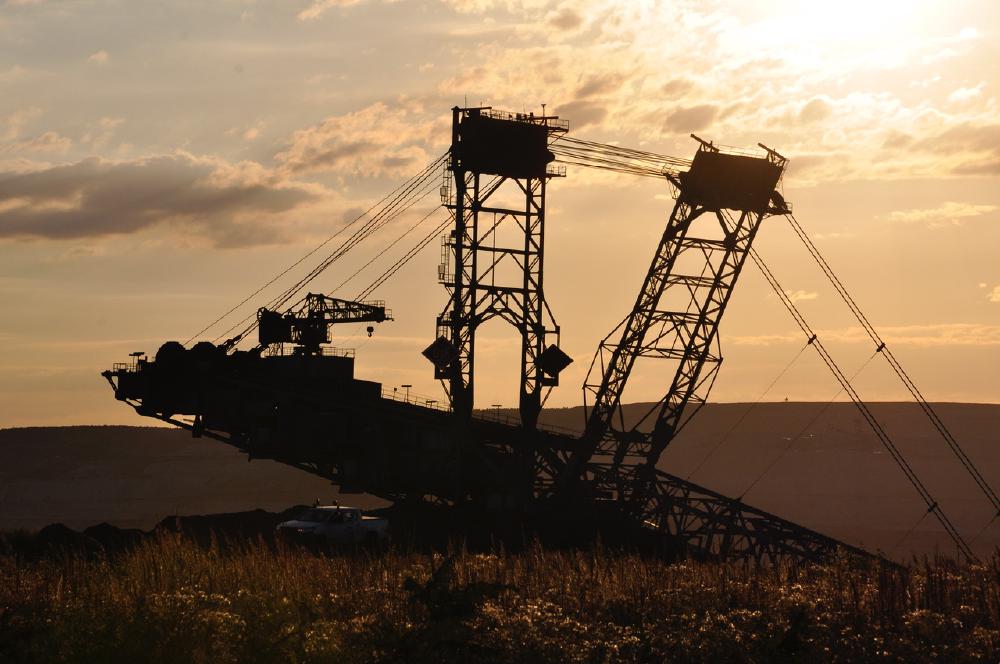 RWE Bagger direkt vor der Mahnwache Lützerath