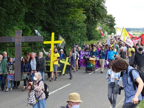 Umzug mit Aachener Kreuz bei der Ankunft des Kreuzweges bei der Eibenkapelle