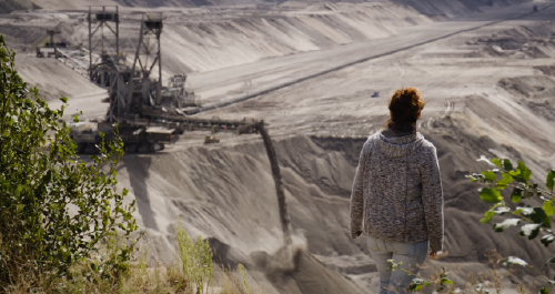 Blick in das Kohletagebauloch mit Bagger