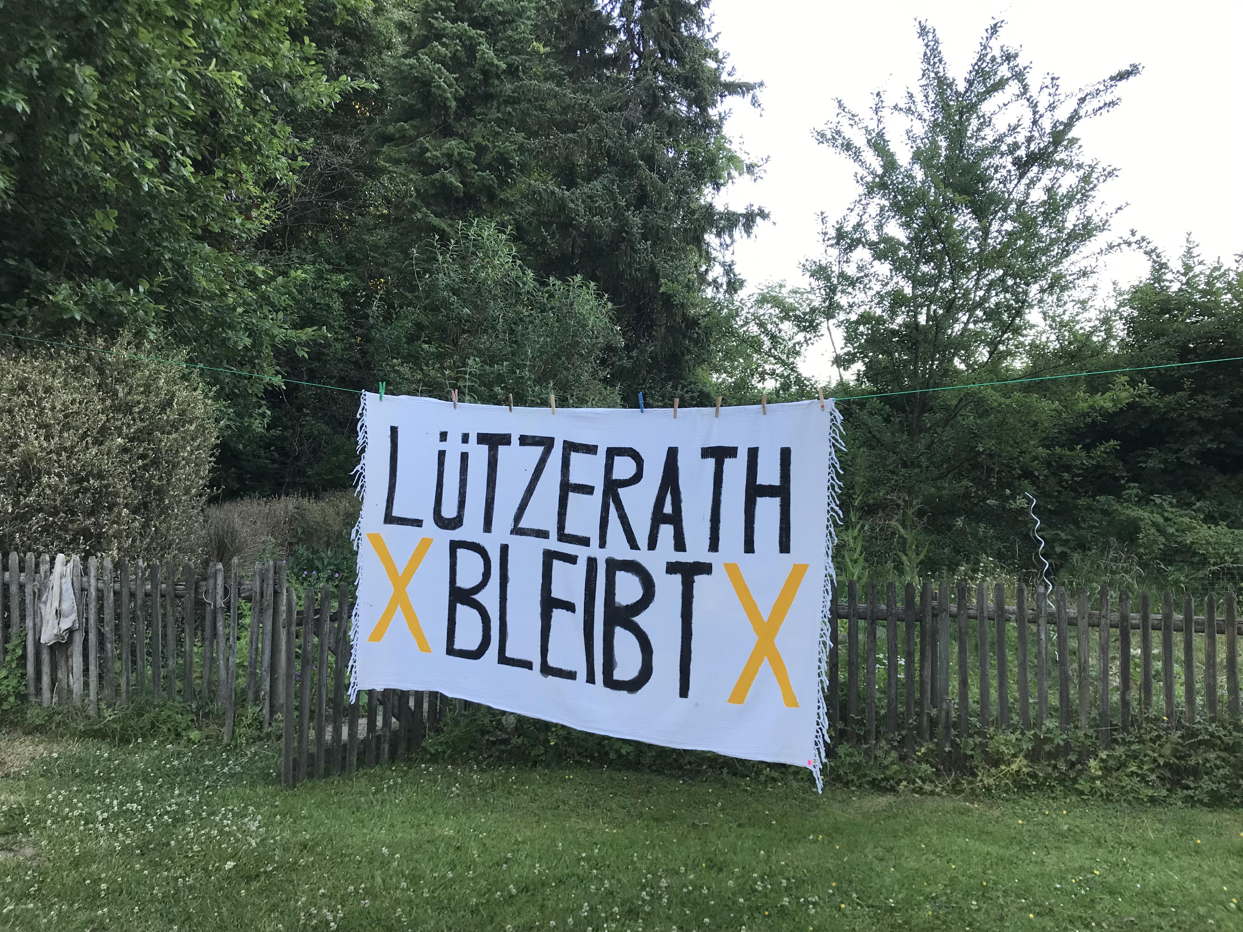 Banner mit Schriftzug "Lützerath bleibt" und zwei gelben X