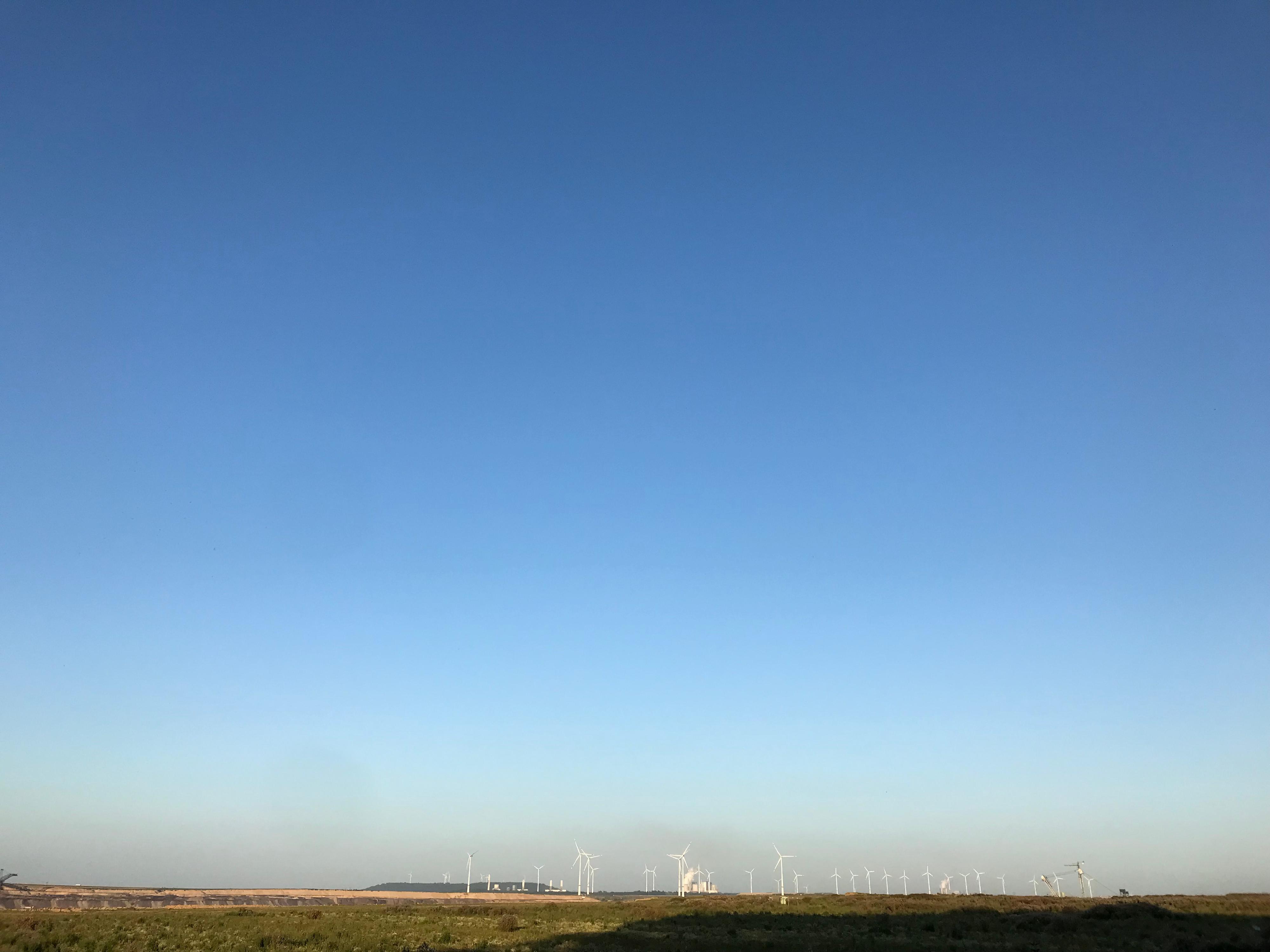 Sicht auf Kante mit Windräder und viel Himmel