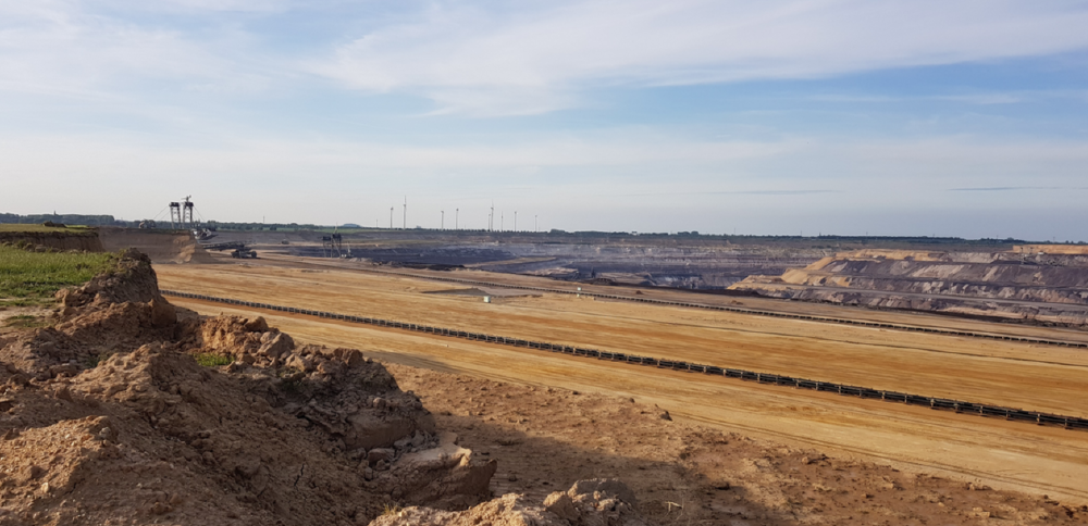 Blick ins Loch von Garzweiler von der Kante bei der Mahnwache