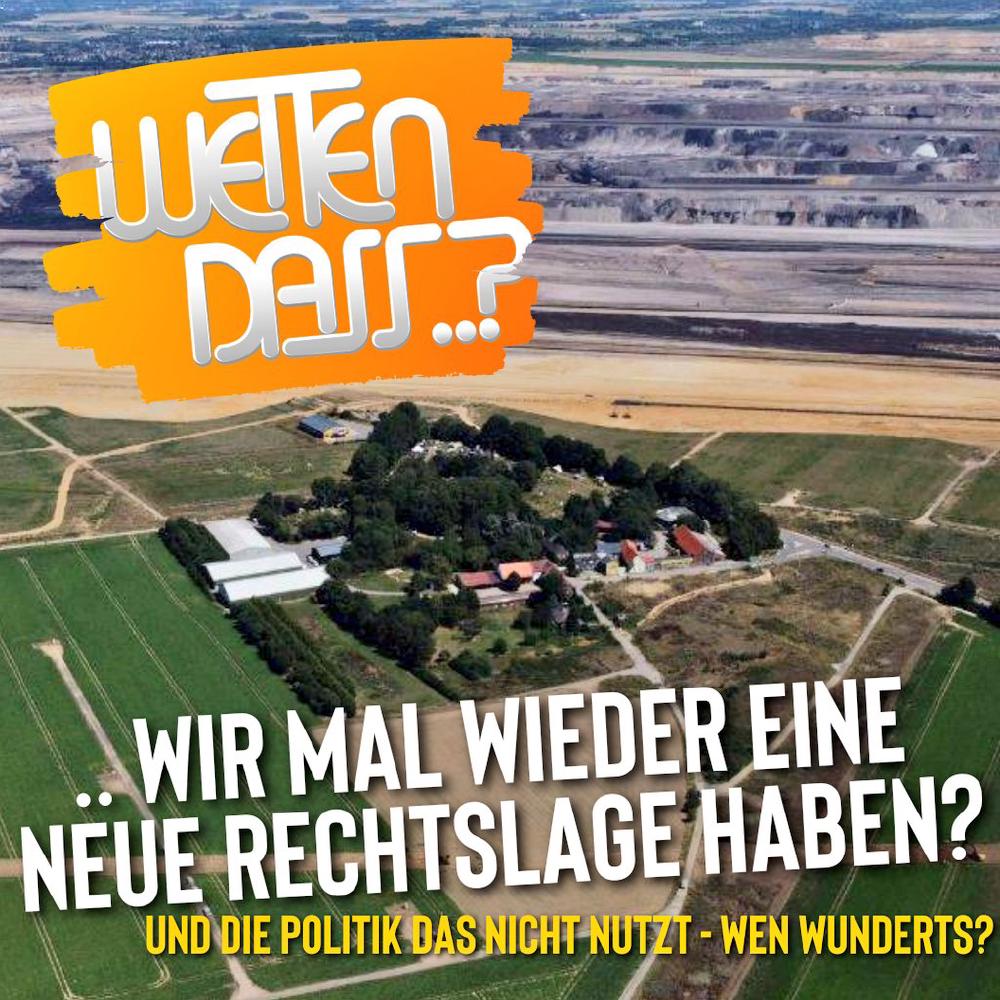 Sicht auf Lützerath und das Loch aus der Vogelperspektive. Lützerath ist eine grüne Insel mitten in zerstörter Landschaft und Erde. Darüber der Schrifzug "Wetten dass wir mal wieder eine neue Rechtslage haben? und die Politik das nicht nutzt - wen wunderts?"