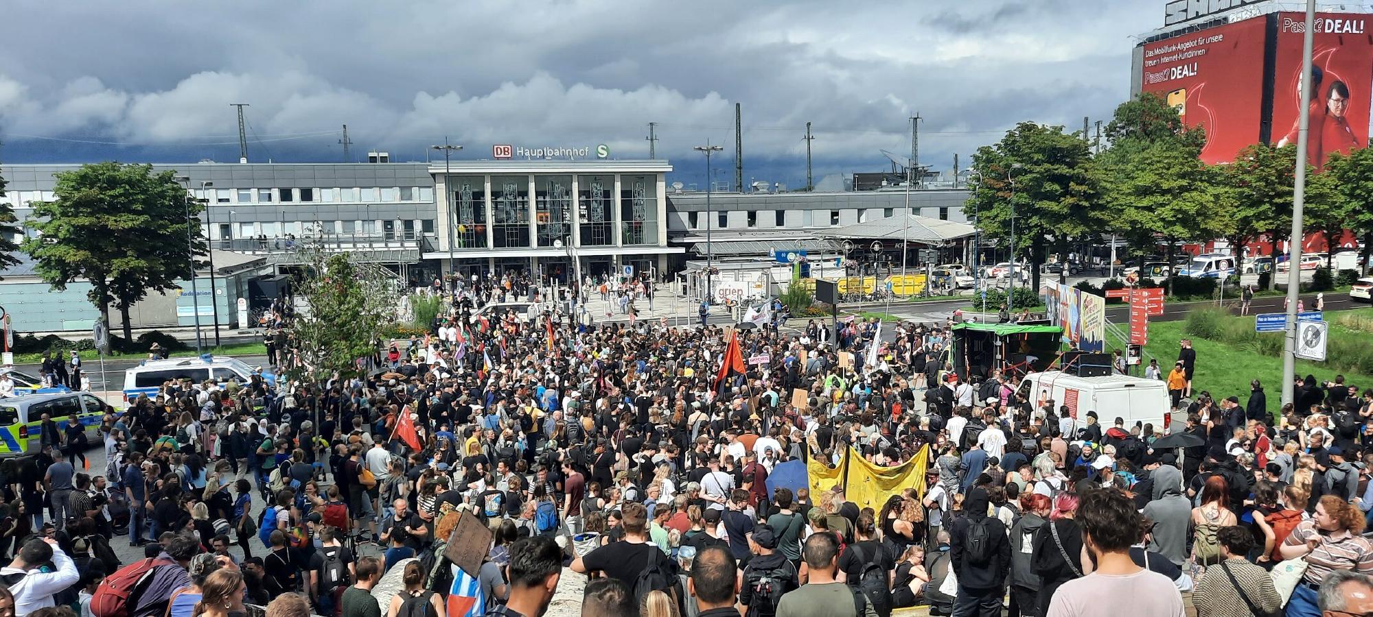 Bild der Demo mit einer großen Menschenmenge vor dem Hauptbahnhof Dortmund.