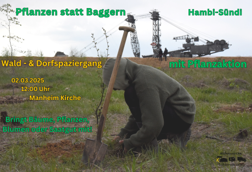 Ein Mensch sitzt auf dem Boden und pflanzt ein kleines Bäumchen. Daneben ist ein Schaufel. Im Hintergrund ist der Kohlebagger zu sehen.